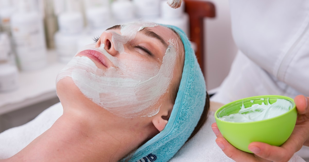 Los beneficios del aceite facial de noche que transformarán tu piel mientras duermes
